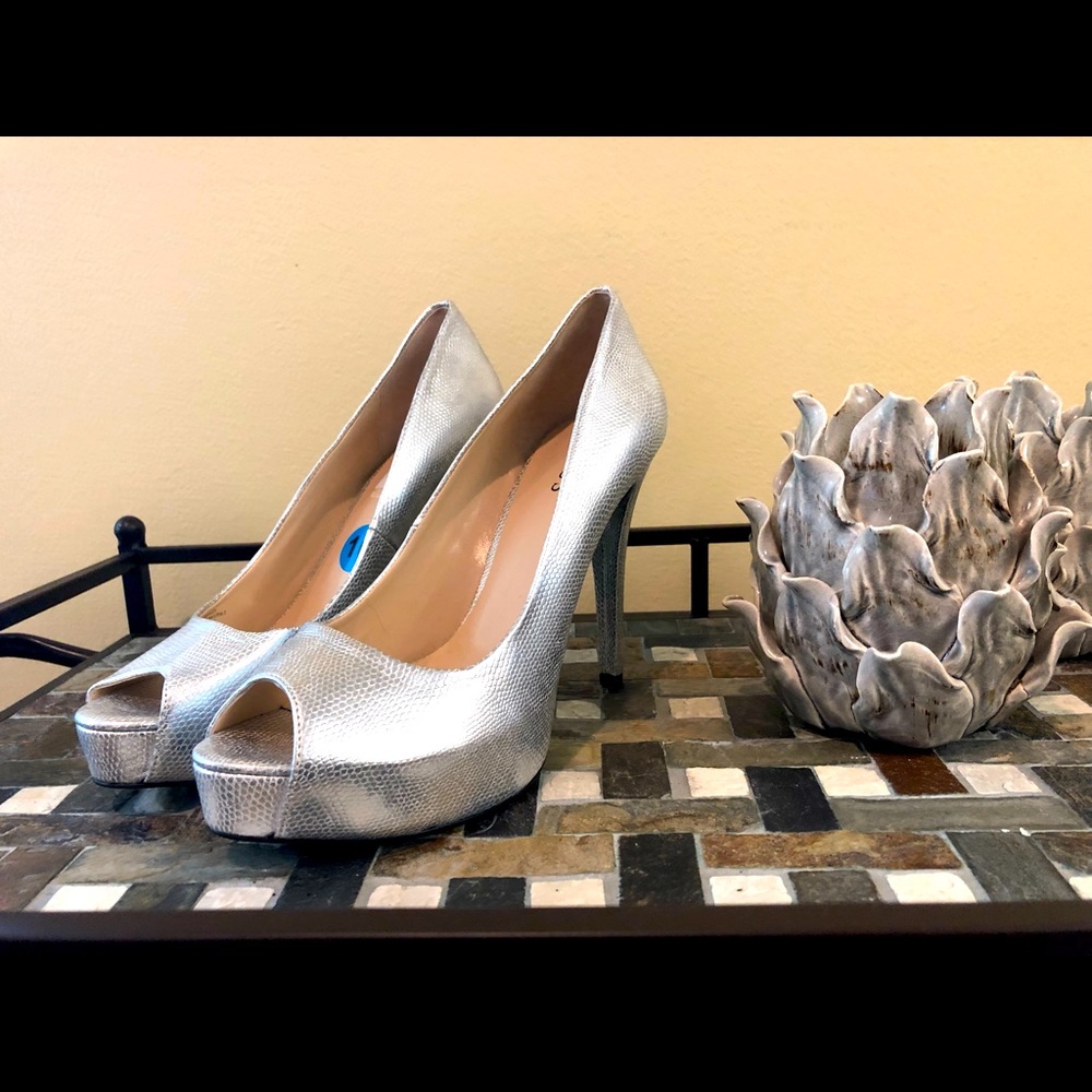 Guess Women’s Honorey Silver Metallic Sz 10B/M US